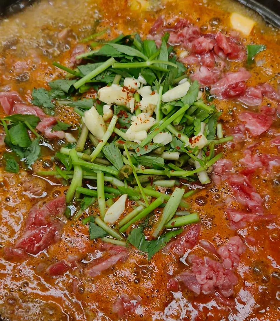 진한 국물의 한우 소갈비살 찌개 클로즈업