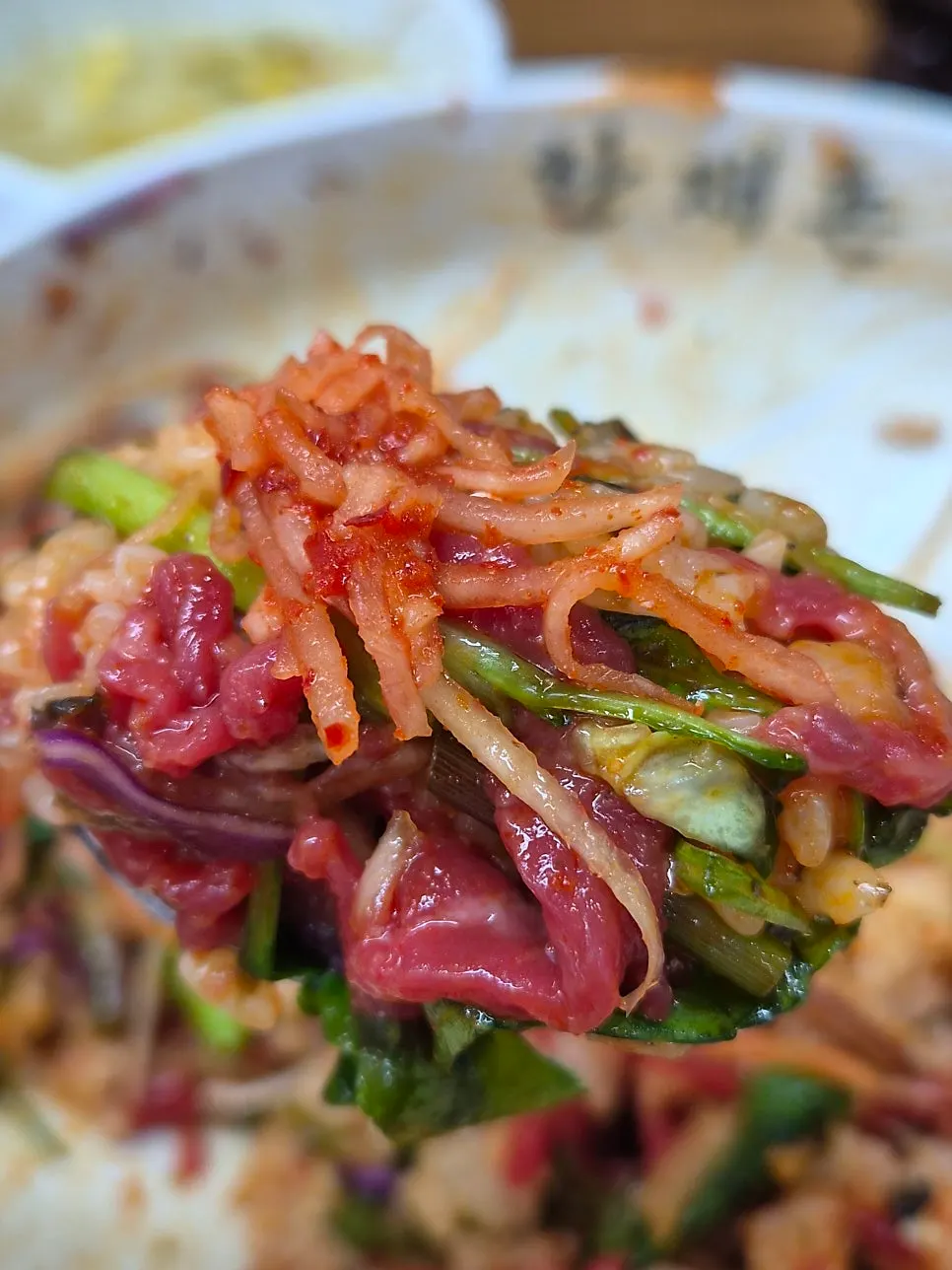 비비기 전 육회비빔밥 한 그릇