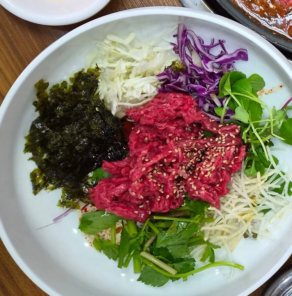 비벼서 한 술 뜬 육회비빔밥