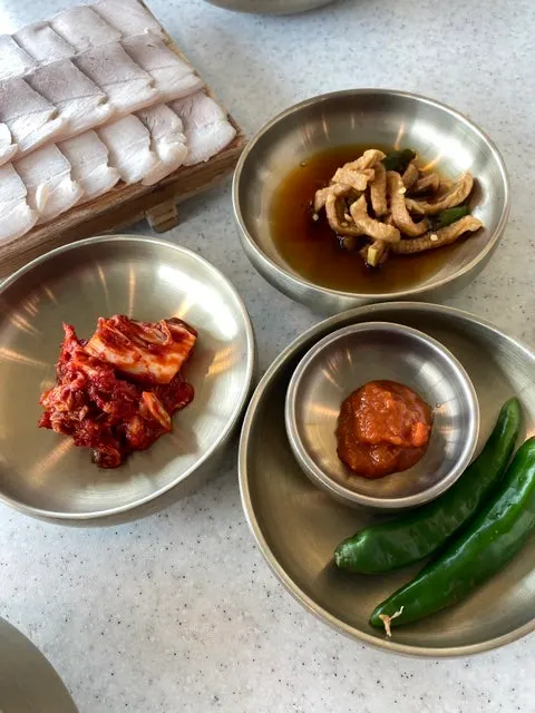 Dombe naengsuyuk served alongside peppers