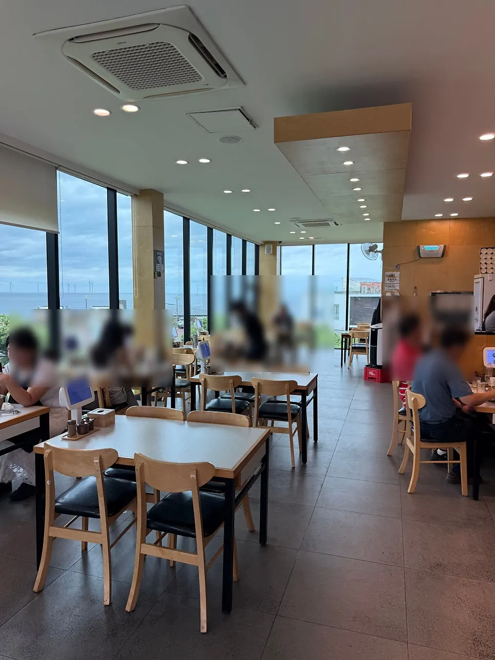 매장 입장 전 통로 모습