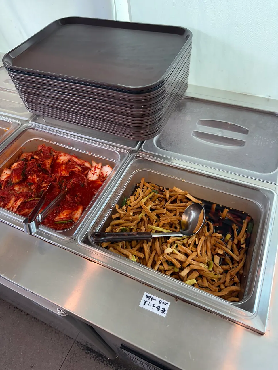 목재 톤 인테리어의 한담국수 매장 내부