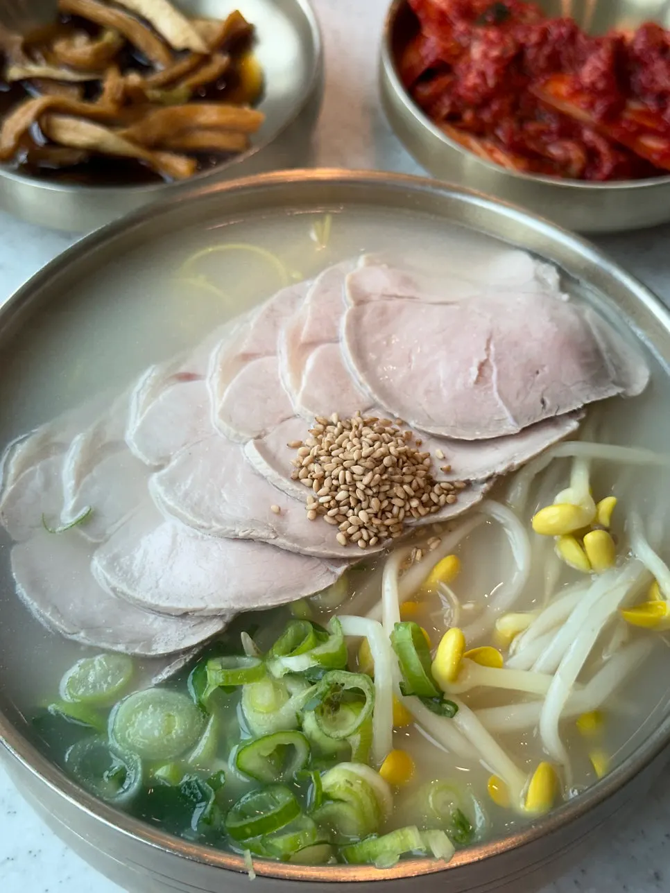 겉절이 김치와 무말랭이장아찌 등 기본 반찬