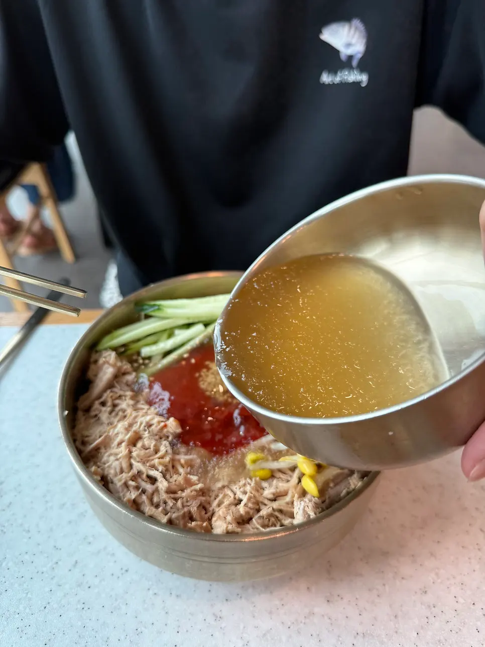양념장과 고기 고명이 듬뿍 올라간 비빔국수