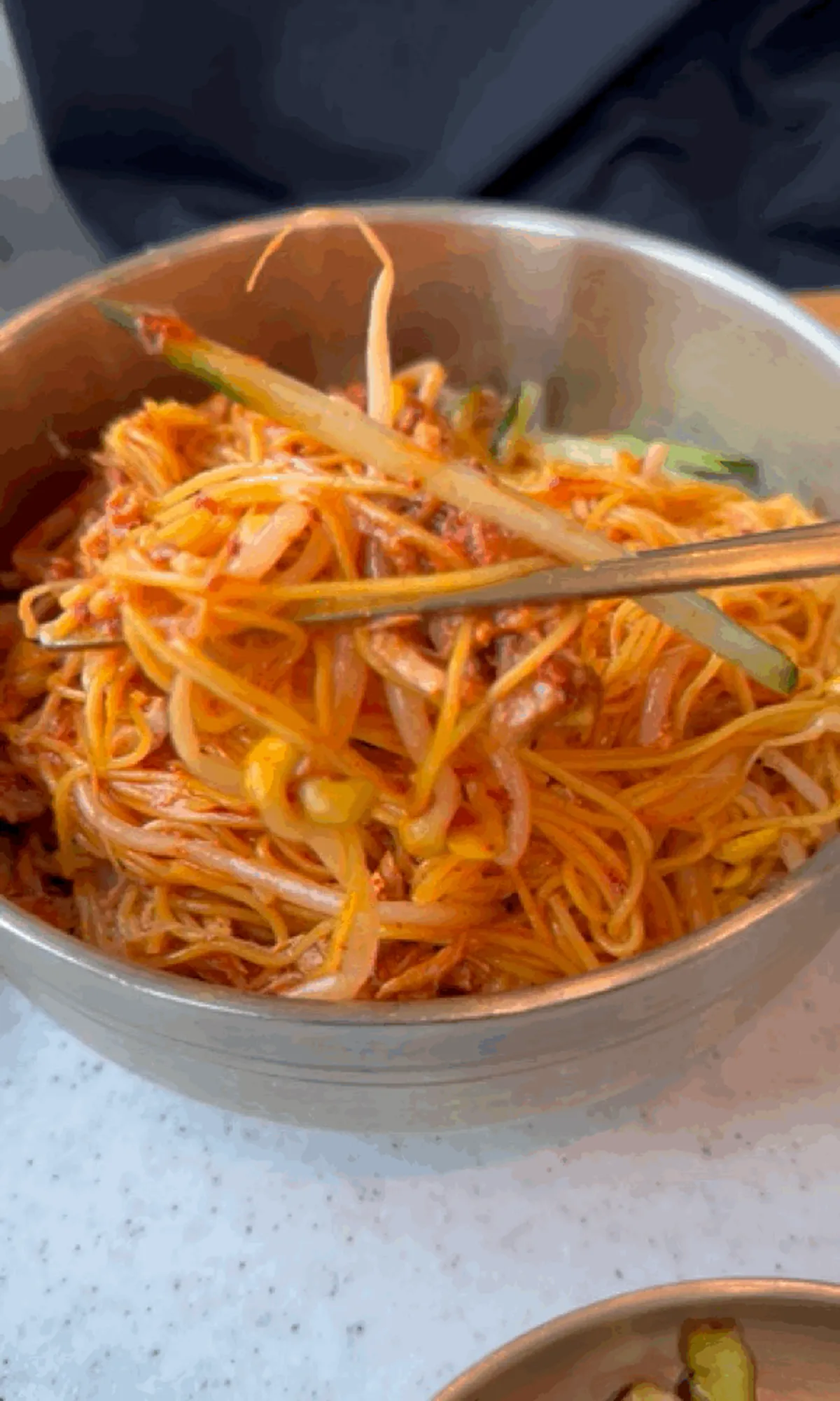 비벼낸 동치미 비빔국수 한 젓가락