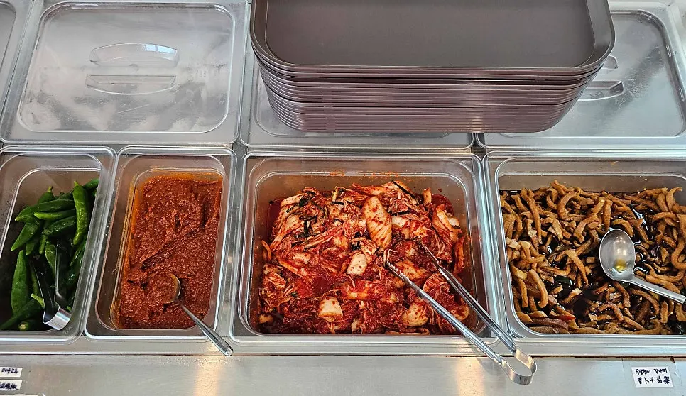 셀프바에 놓인 김치와 장아찌 통