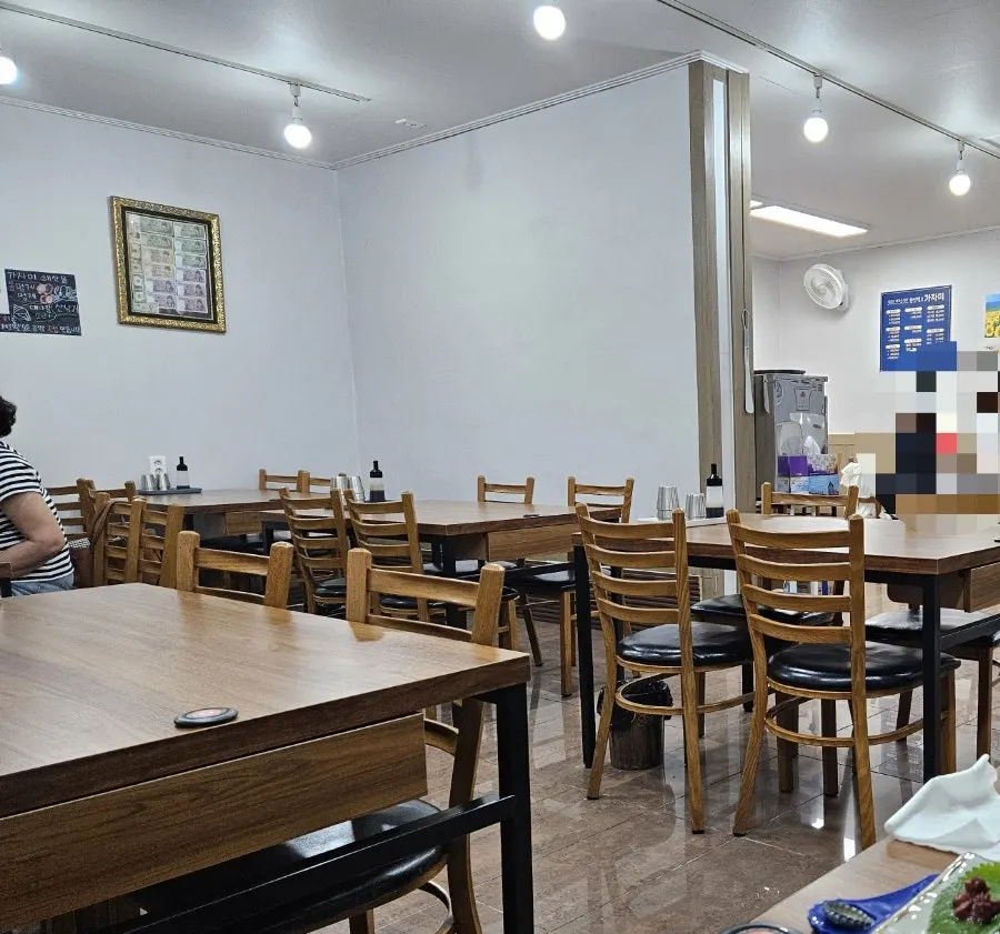 입구에 적힌 오늘의 가자미 한상과 물회 메뉴