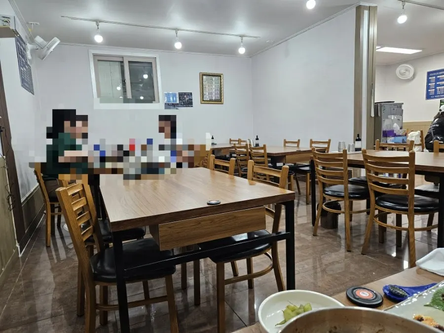 한잔먹고 가자미 입구 메뉴 안내판