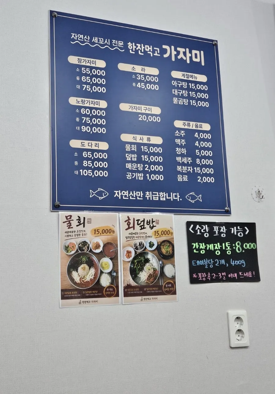 4인 테이블이 놓인 넓은 매장 내부