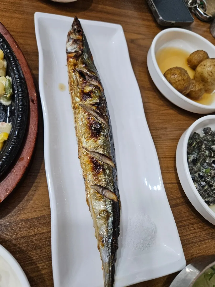 기본 반찬으로 나온 큰 꽁치구이