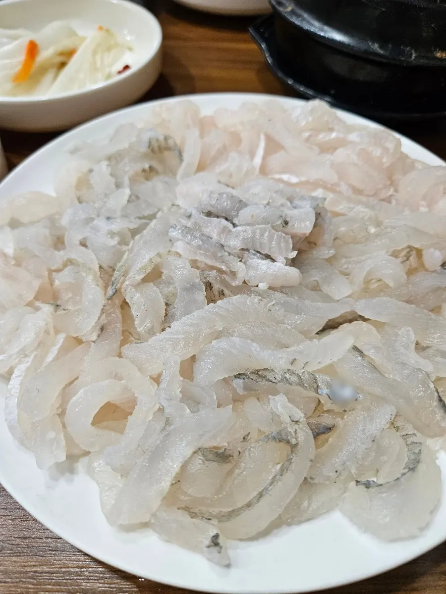 두툼하게 썬 노랑가자미 세꼬시 소짜