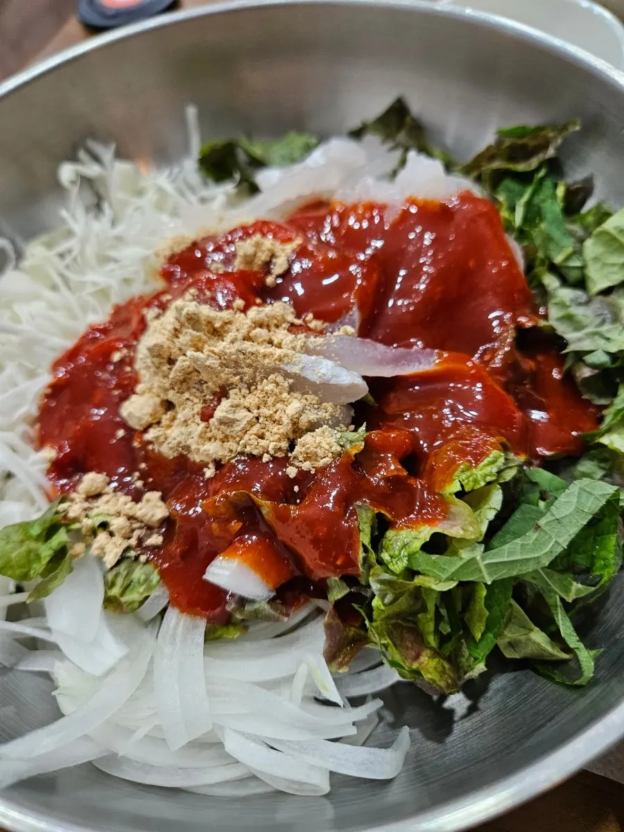 회무침용 야채와 콩가루 접시