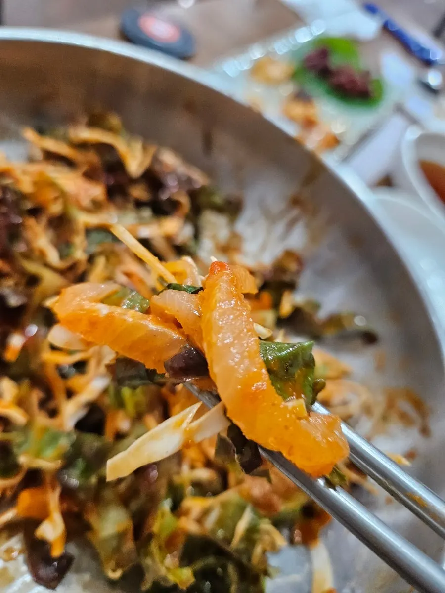 야채와 함께 비벼낸 회무침