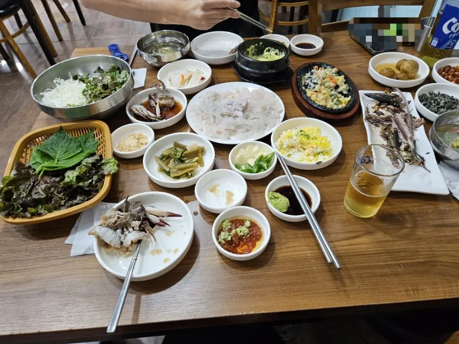 한상 가득 차려진 노랑가자미와 기본 차림