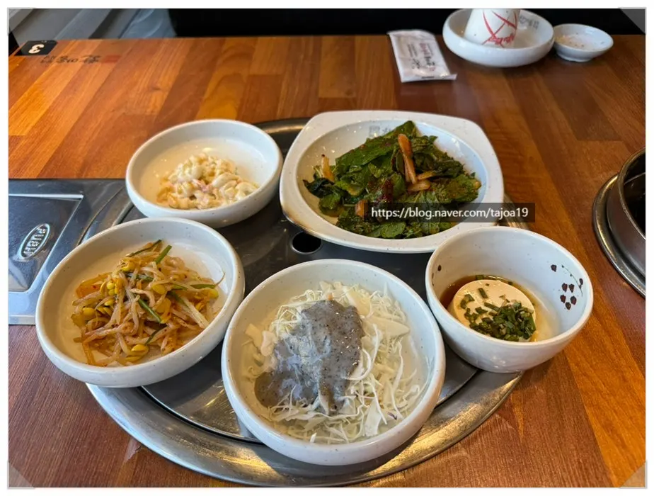 Hanwoo yukhoe bibimbap with side dishes
