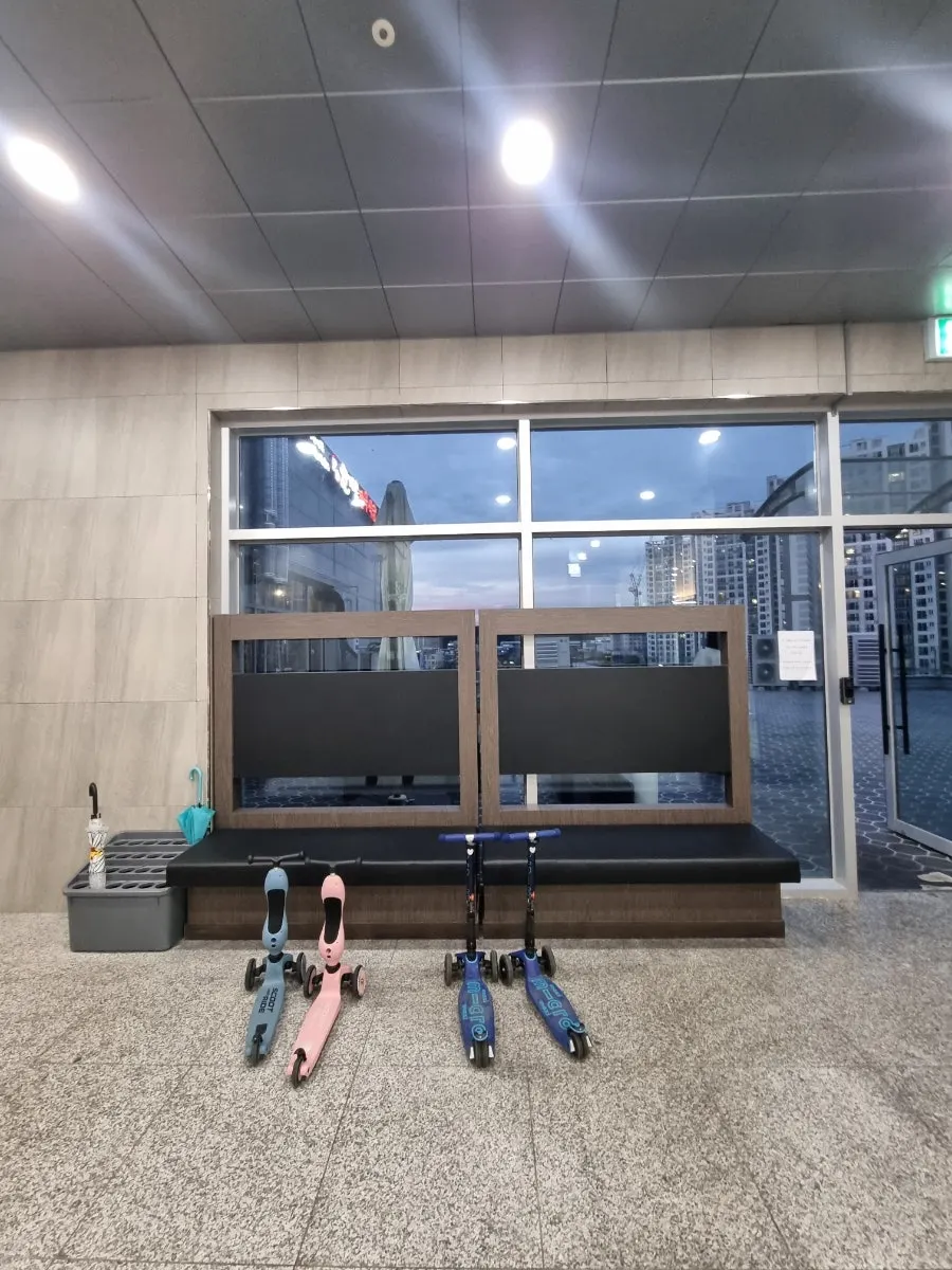 매장 앞에 마련된 벤치와 입구 주변