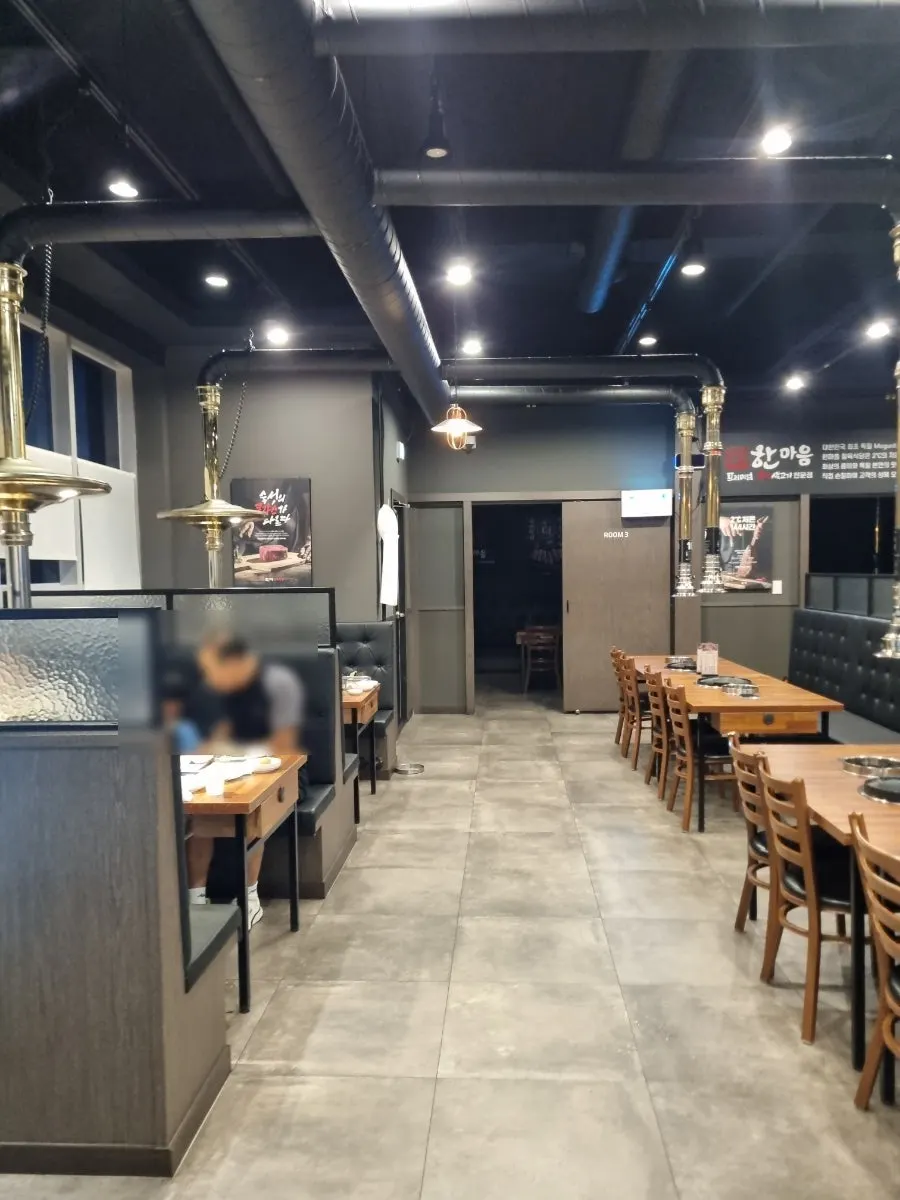 불판이 놓인 테이블이 늘어선 매장 내부