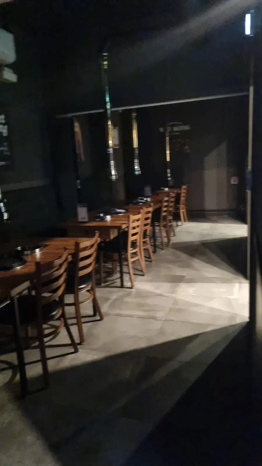 좌석이 넉넉한 프라이빗룸 전경
