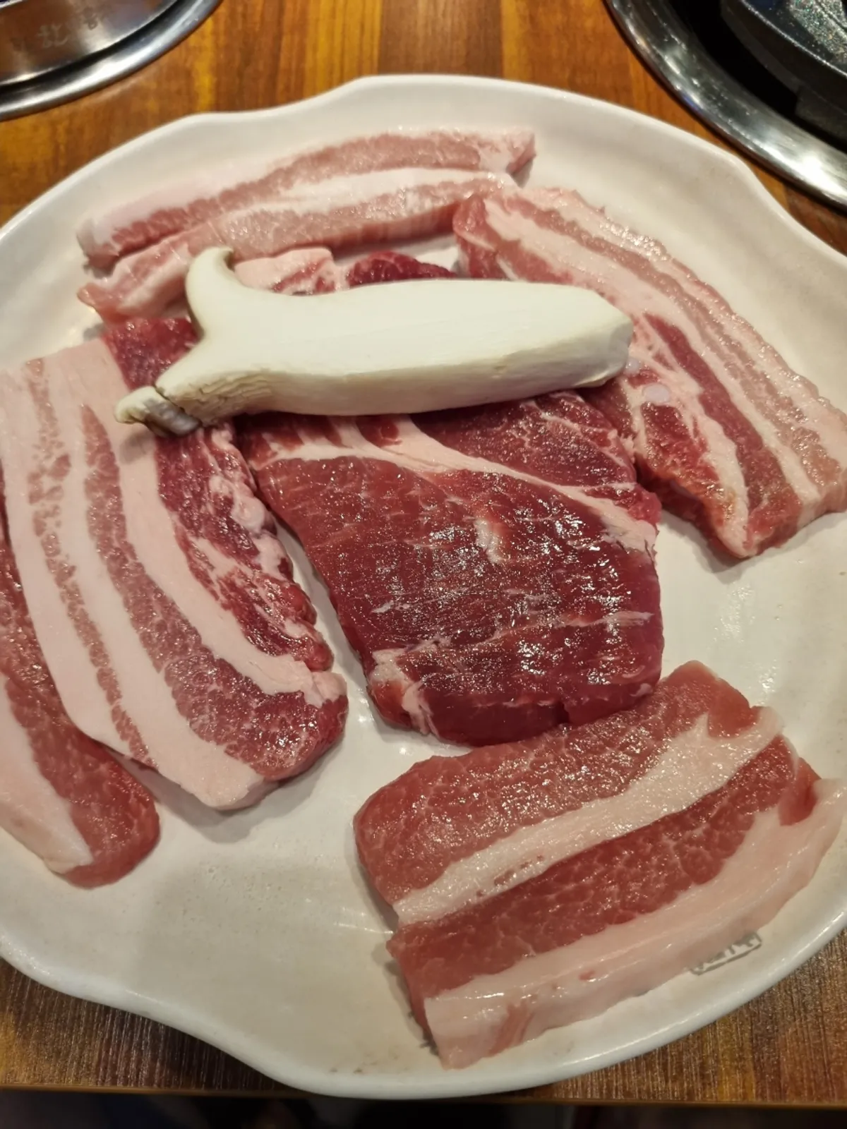푸짐하게 차려진 돼지반판 고기 한 접시