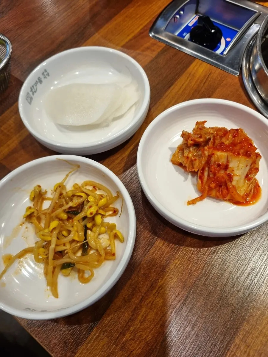 상추와 넉넉하게 차려진 기본 반찬