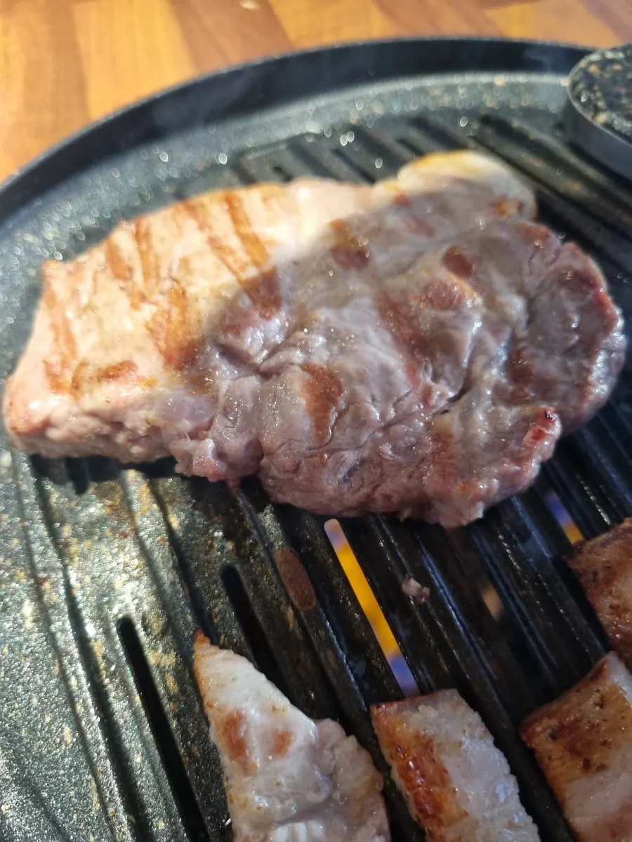 불판 위에서 익은 돼지고기 클로즈업