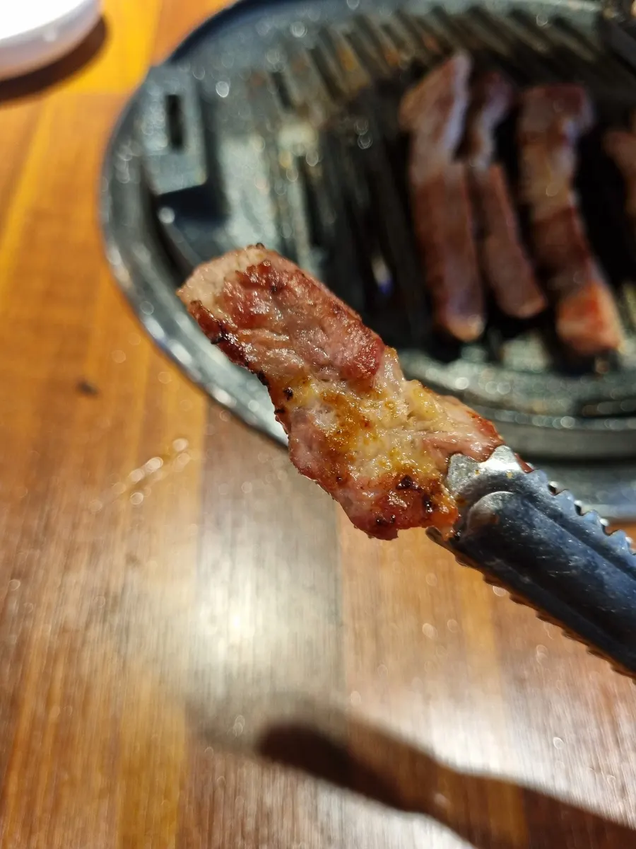 야들야들하게 구워진 삼겹살 한 점