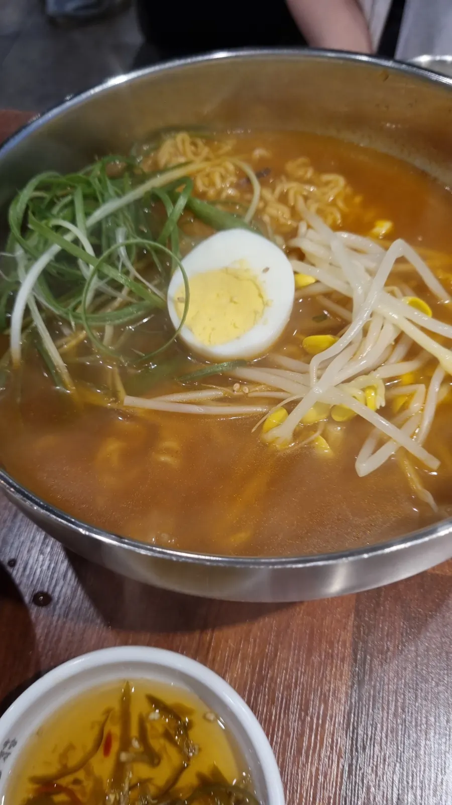 리필해 더 넉넉하게 나온 된장찌개
