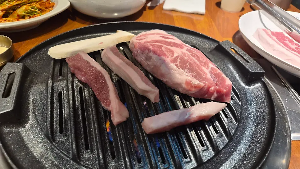 Thickly sliced mokdeungsal and samgyeopsal