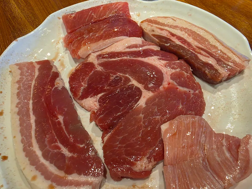 Table setup with the aged pork half portion