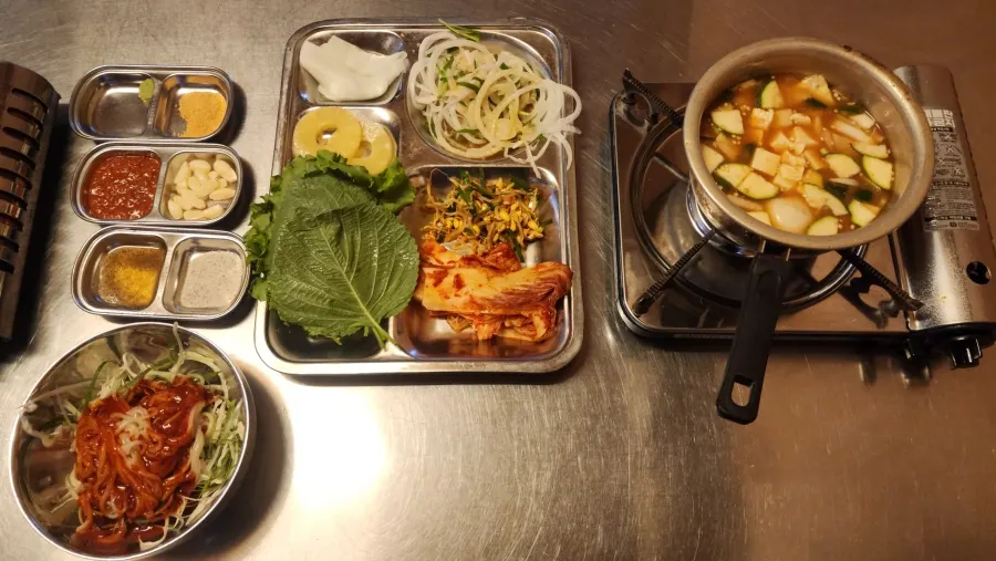 기본반찬과 된장국, 쫄면, 양념 상차림