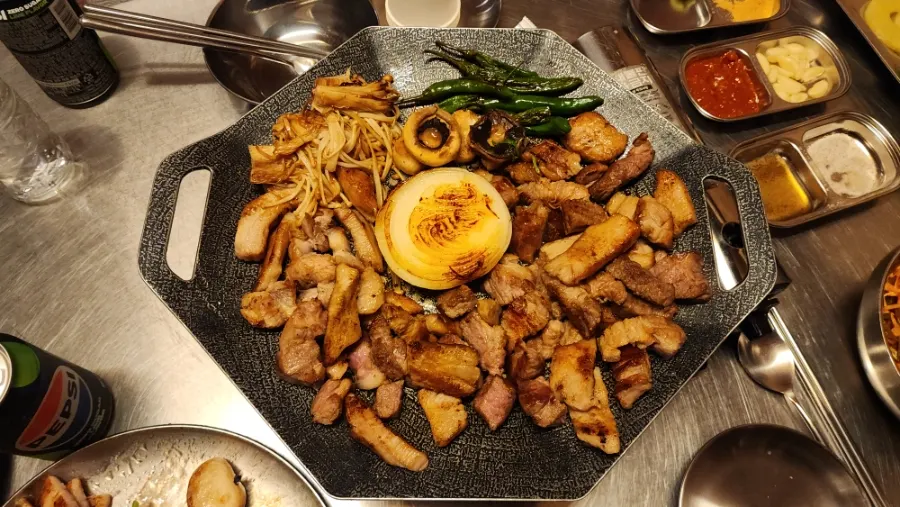 돼지 한 판 두 세트와 버섯모둠 불판