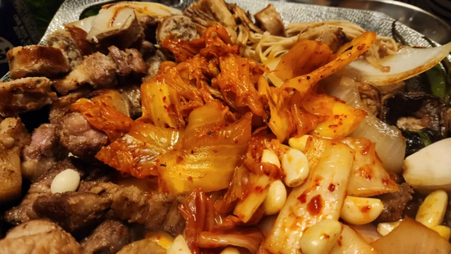 불판에 구워주는 김치