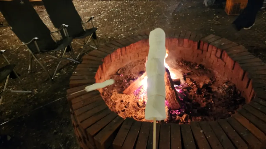 캠프파이어 불 위의 마시멜로 꼬치