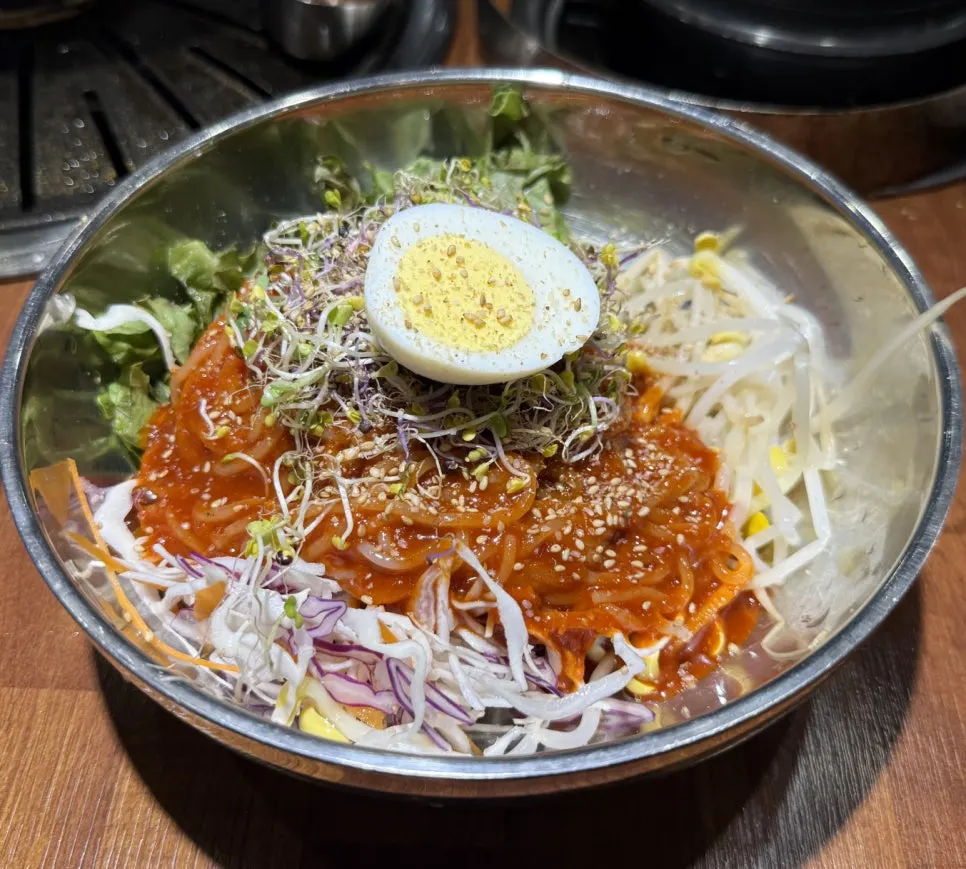 Jjolmyeon piled high with vegetables