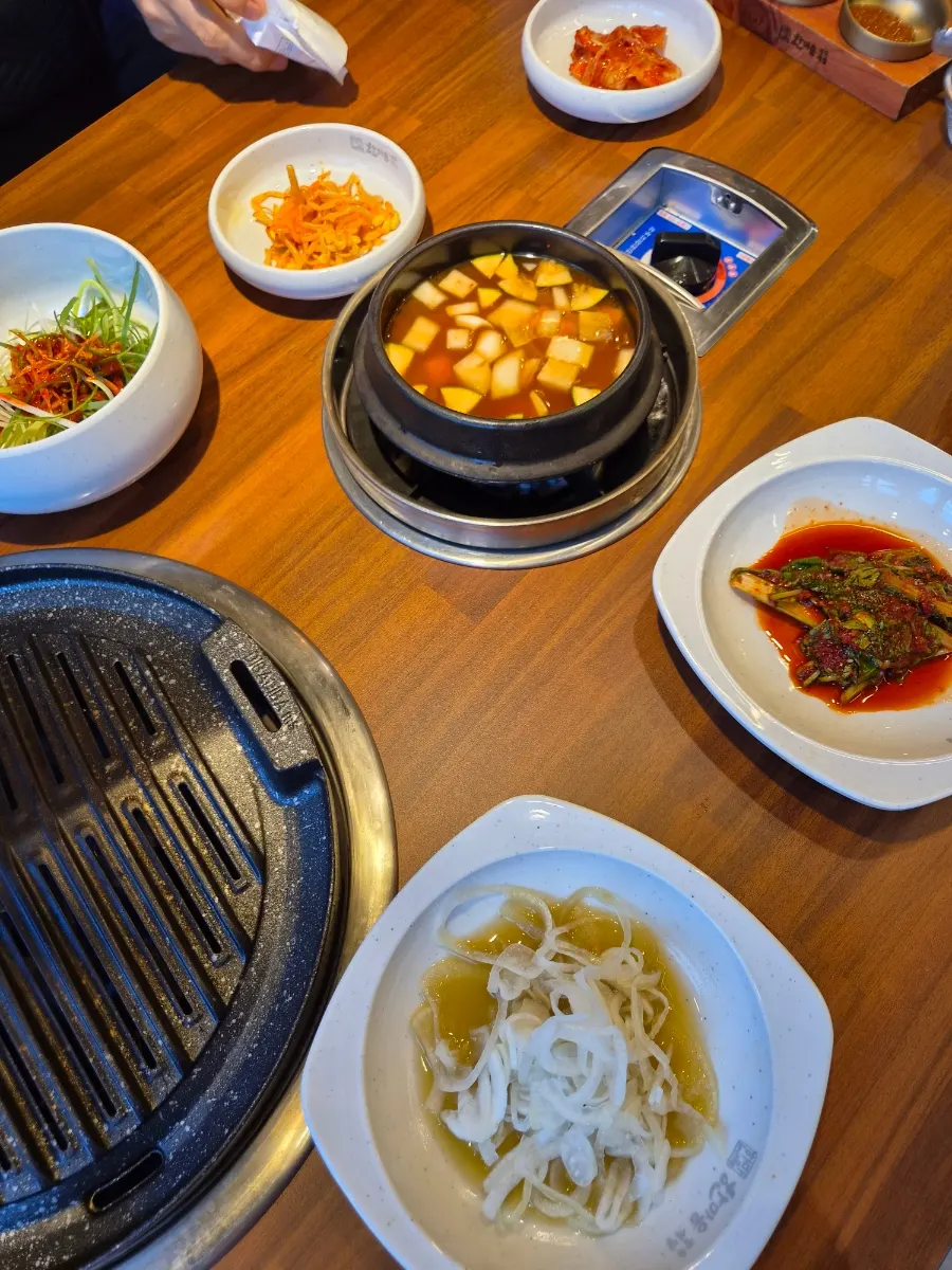 Basic side dishes including shredded green onion, kimchi, and pickled onion