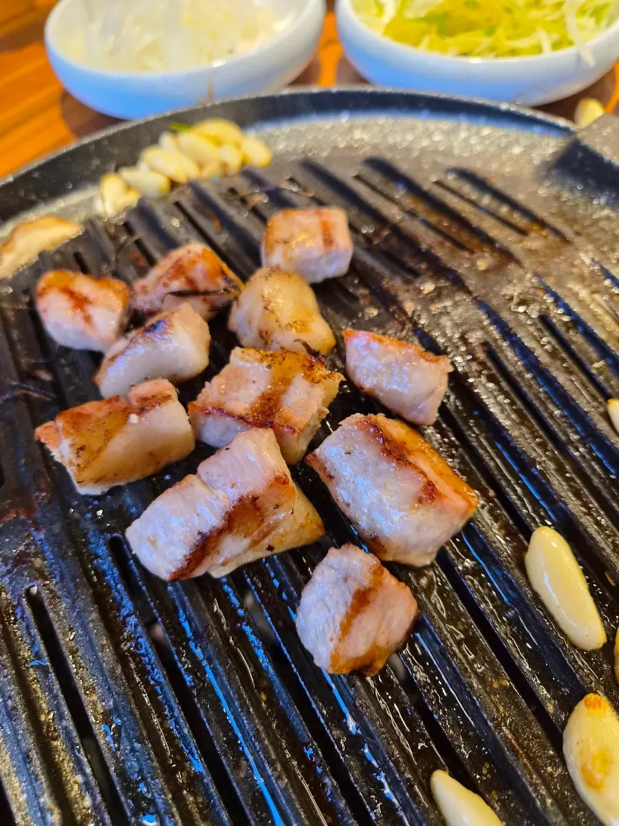 Chewy grilled pork jowl
