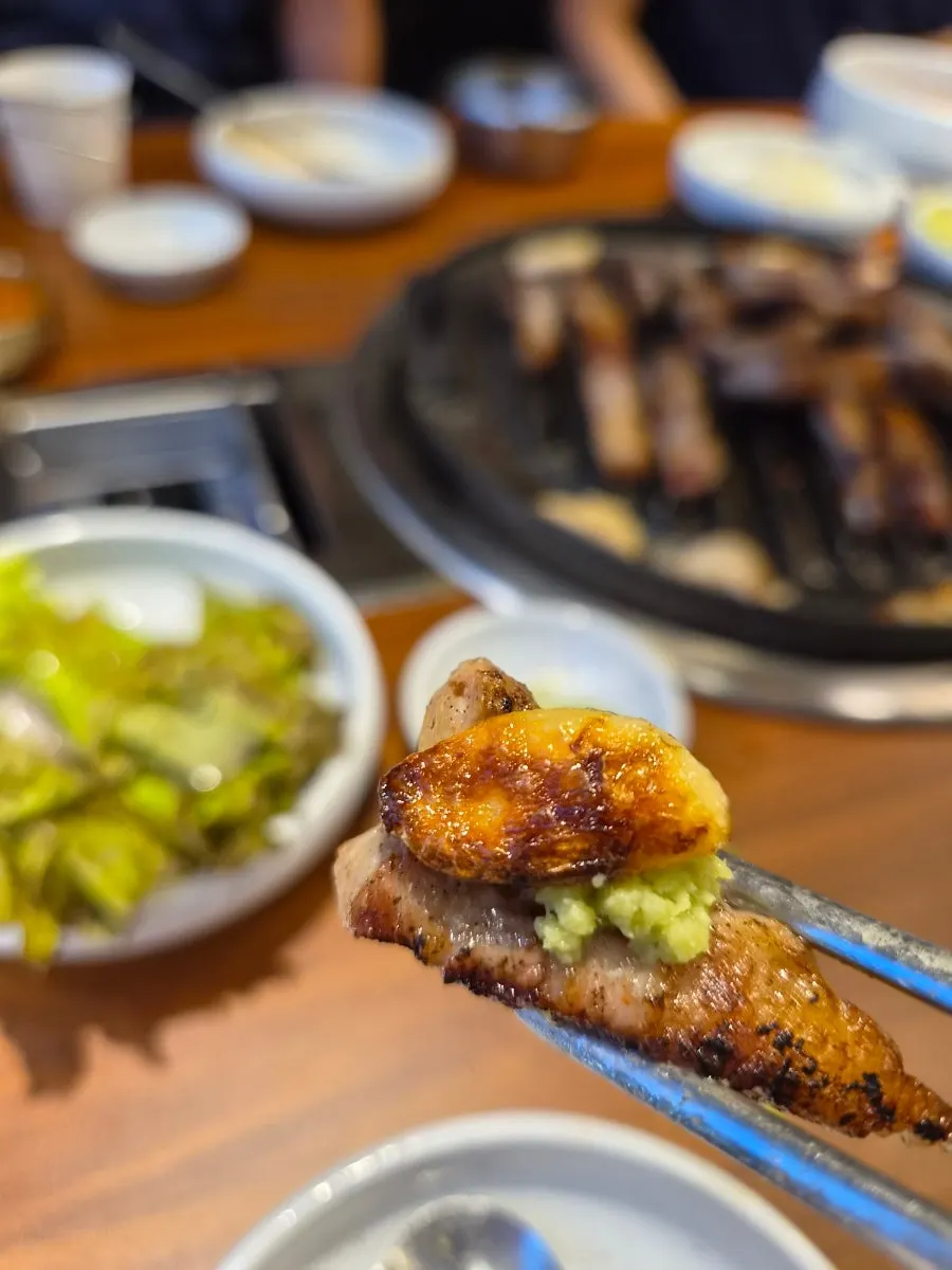 Five-layer pork belly grilled together with garlic