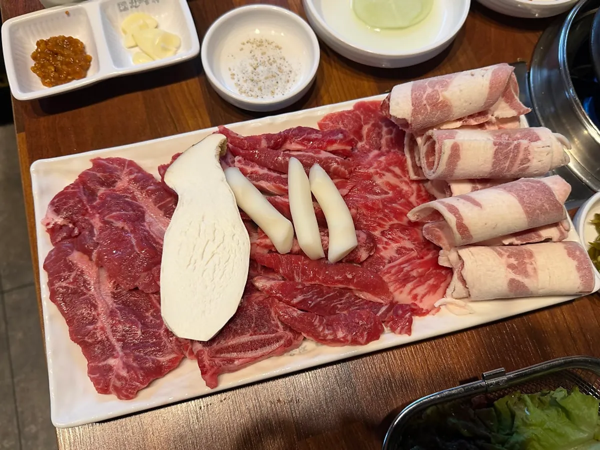 쌈무 계란찜 된장찌개 등 고기집 반찬 상차림