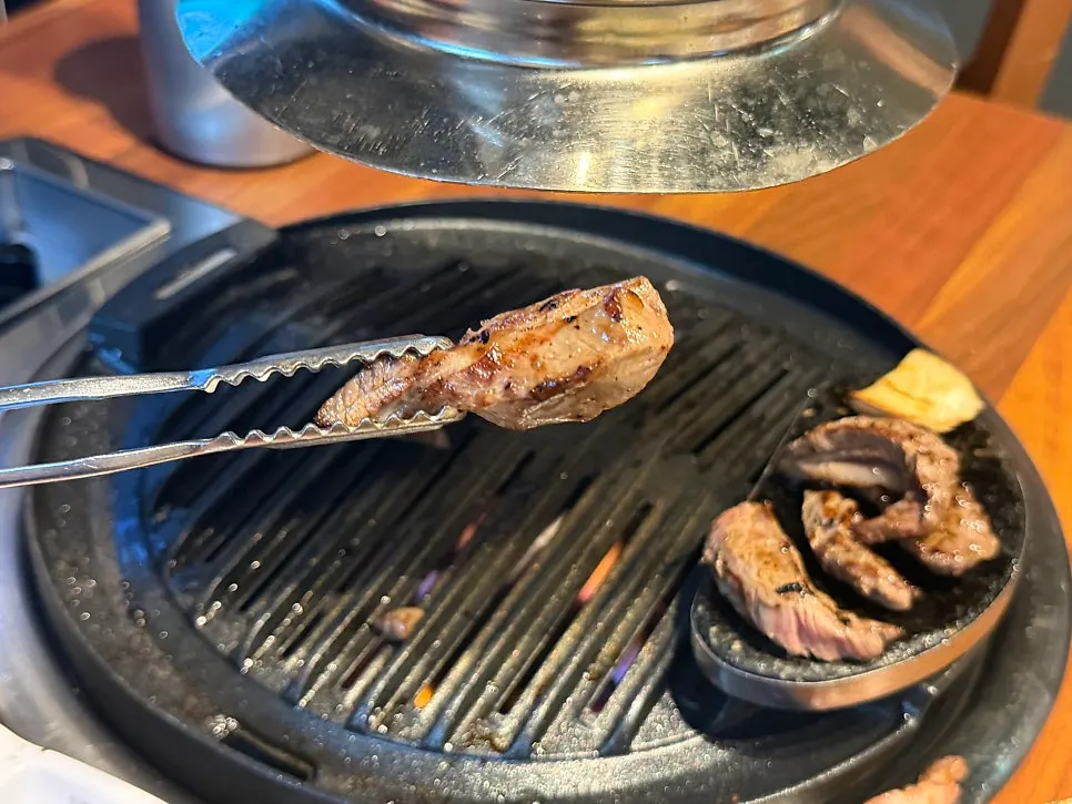 노릇하게 구워지는 진갈비살과 우삼겹