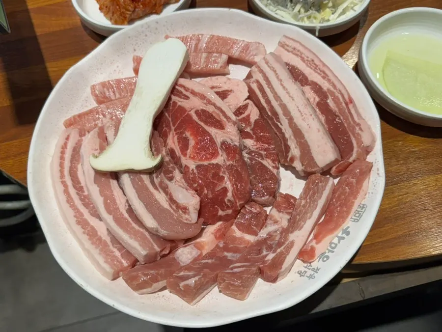 돼지한마리 1kg 모둠 고기 상차림