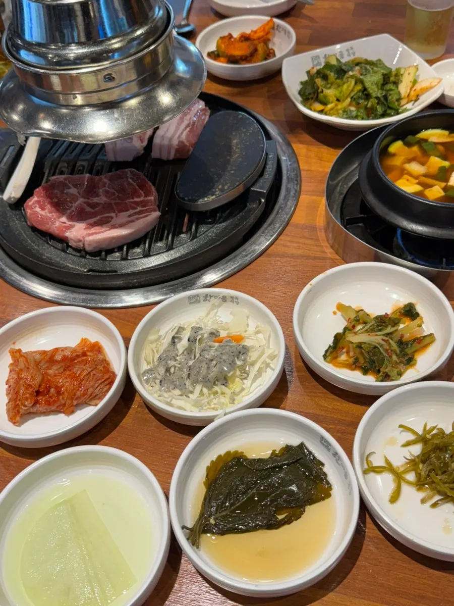 불판에 올린 숙성 돼지고기
