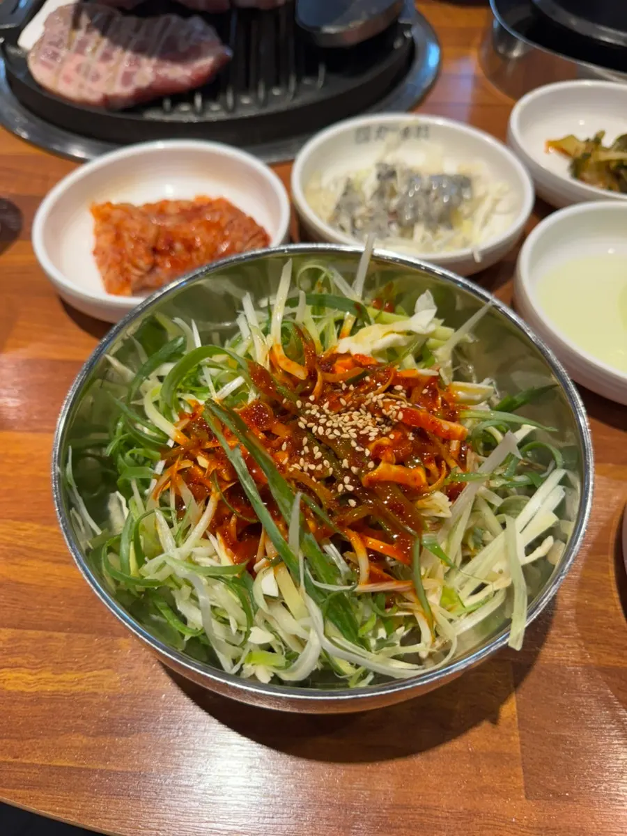 테이블을 가득 채운 기본 밑반찬