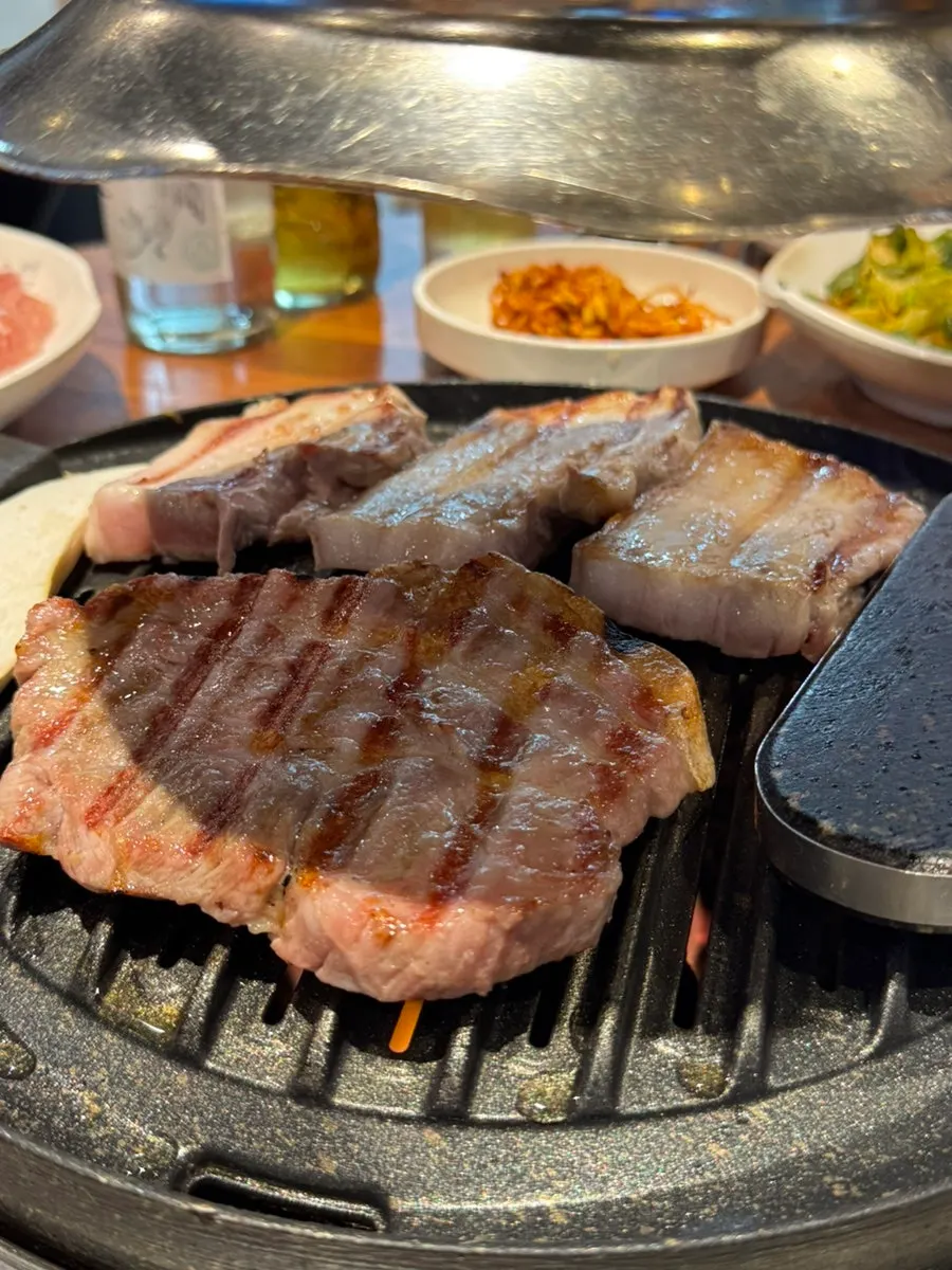 끓고 있는 된장찌개와 고기