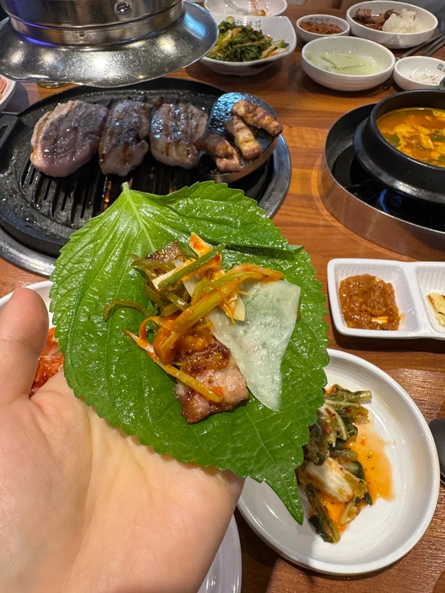 겉바속촉하게 구워진 고기