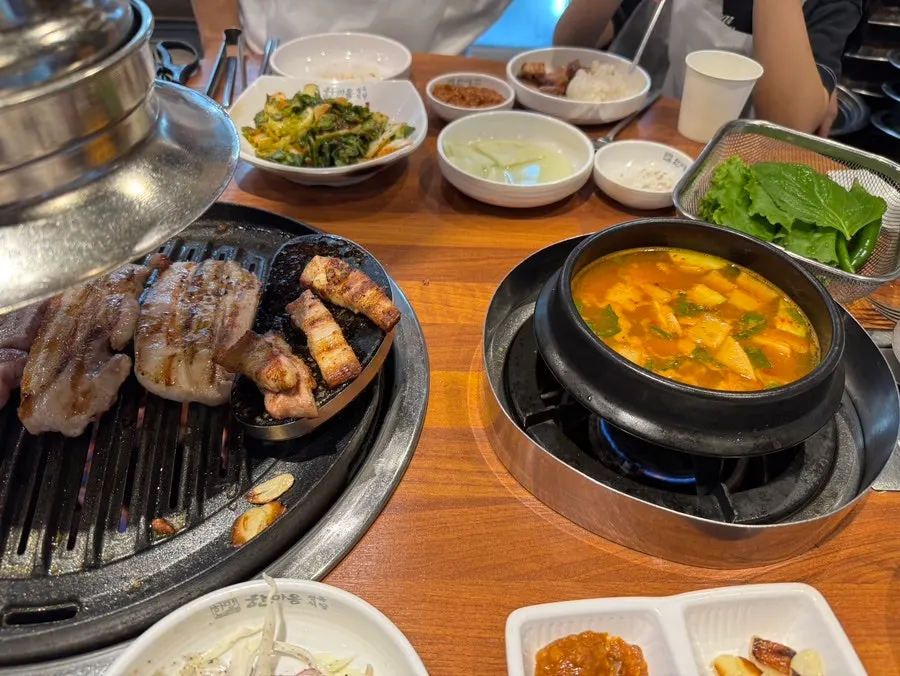 깻잎에 고기와 밑반찬 올린 쌈