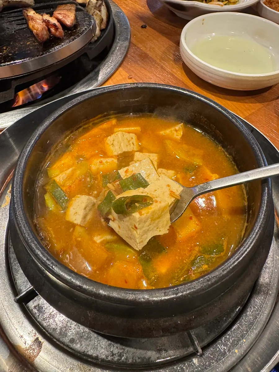 고기 넣어 다시 끓인 된장찌개와 밥