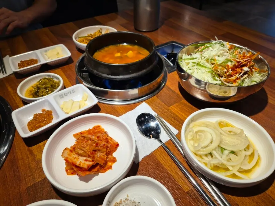 정글짐과 트램폴린이 있는 키즈 놀이시설