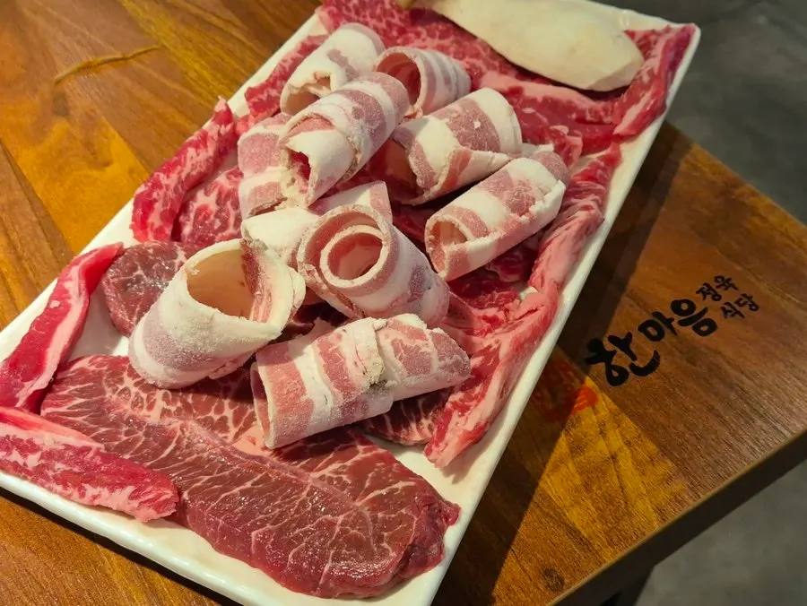 쌈채소와 밑반찬이 차려진 테이블