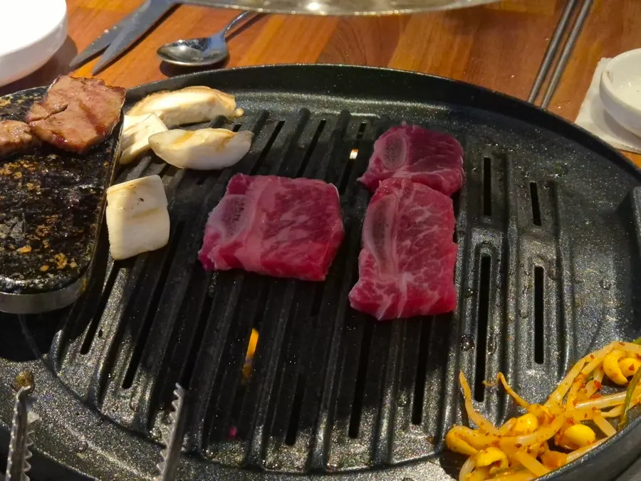 불판에서 구워지는 소갈빗살