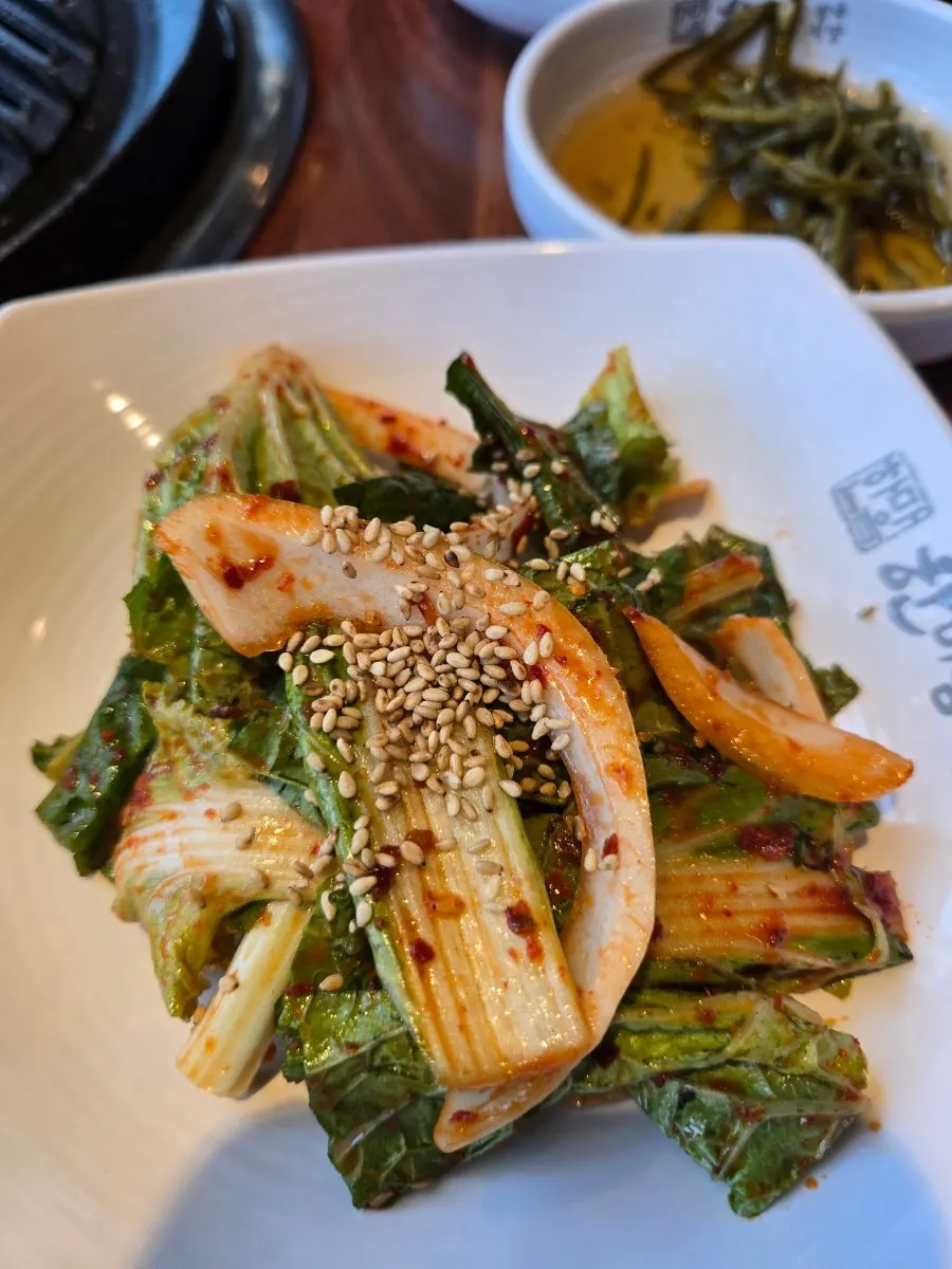 고기와 함께 차려진 반찬